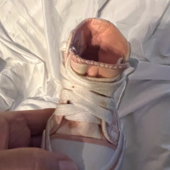 EUC Old Navy tennis shoes. Size 6-12 months. - Picture 9 of 10